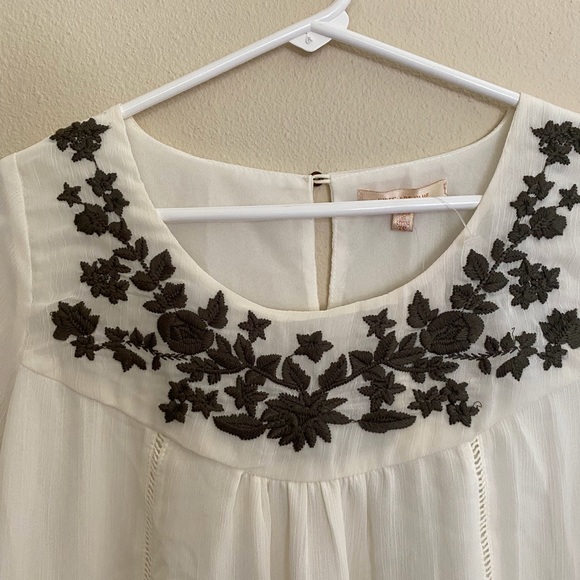 🚨LAST CHANCE🚨Skies are Blue NWT Cream Embroidered Scoop Neckline Sheer Blouse XS - Picture 2 of 5